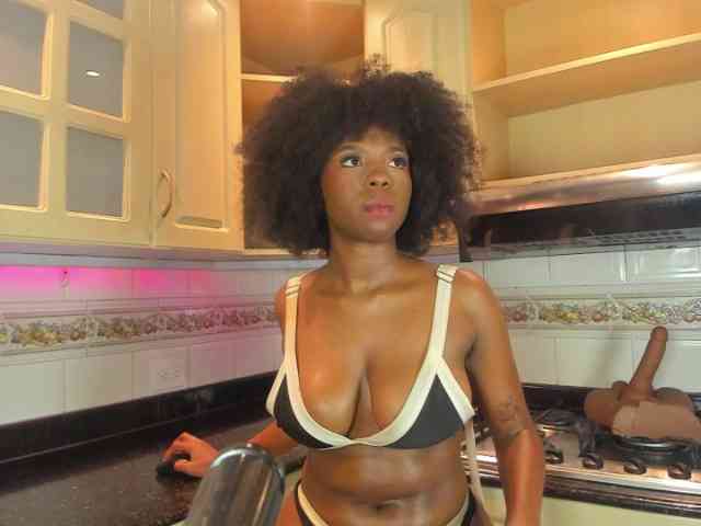 AmiraJones webcam