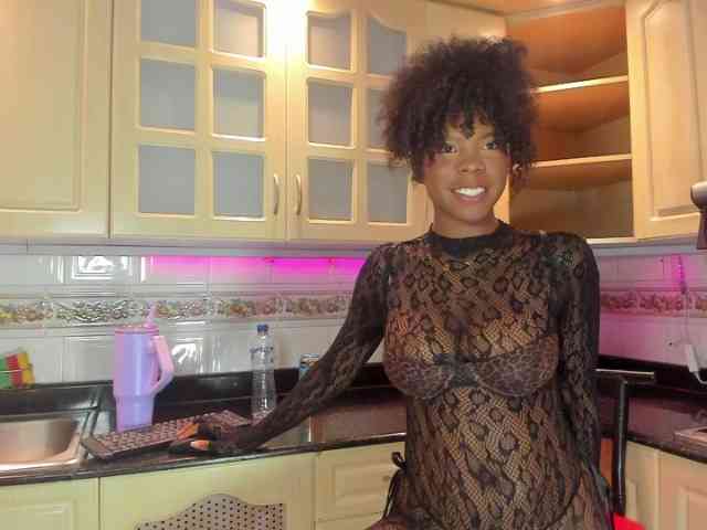 AmiraJones webcam