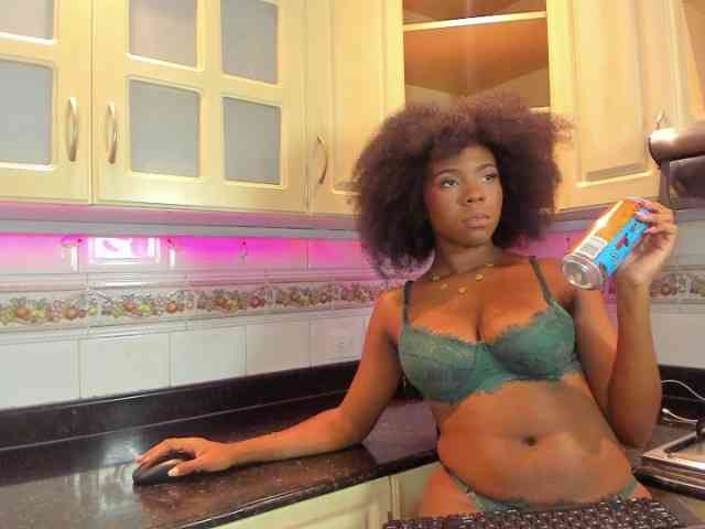 AmiraJones webcam