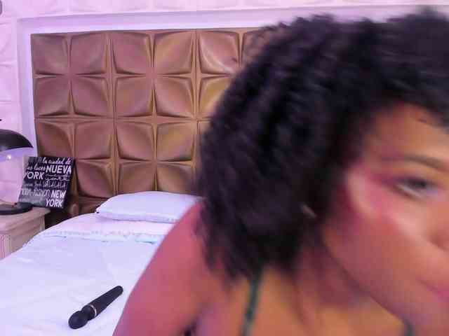 AmiraJones webcam