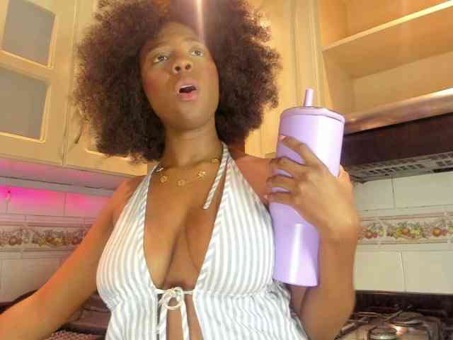 AmiraJones webcam