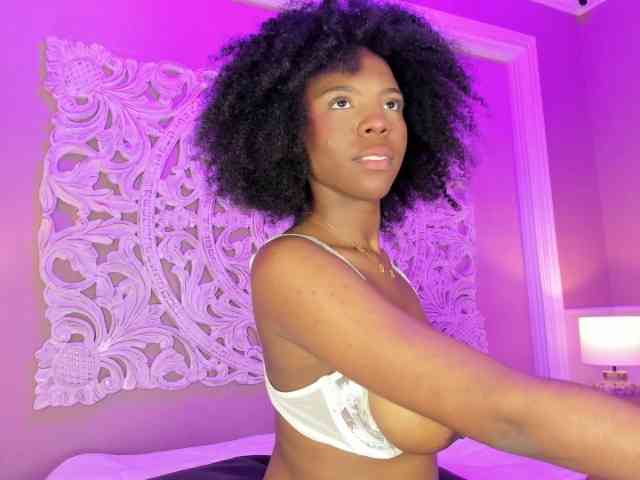 Model: AmiraJones