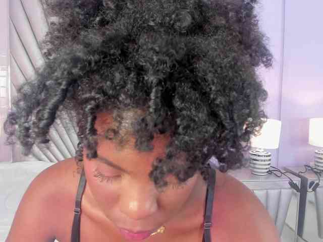 AmiraJones webcam