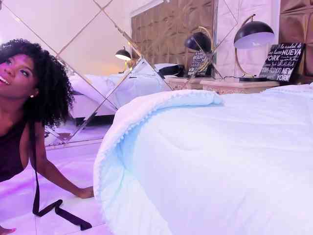 AmiraJones webcam