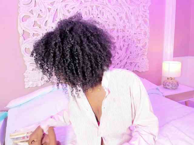 AmiraJones webcam