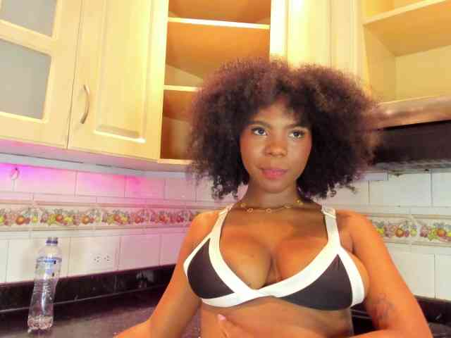 AmiraJones webcam