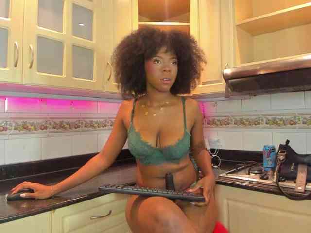 AmiraJones webcam