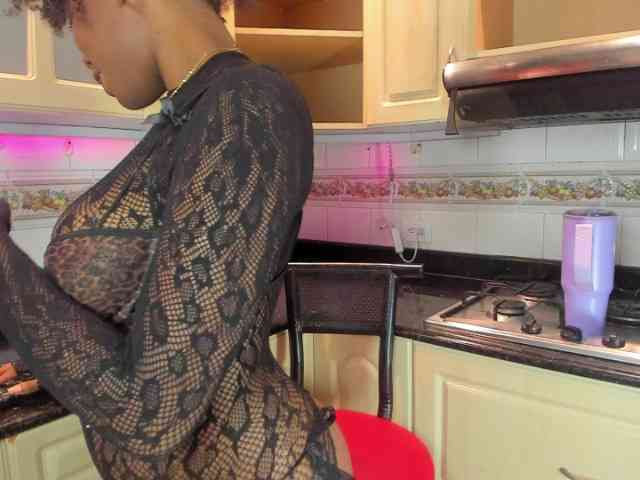 AmiraJones Live Webcam on BongaCams