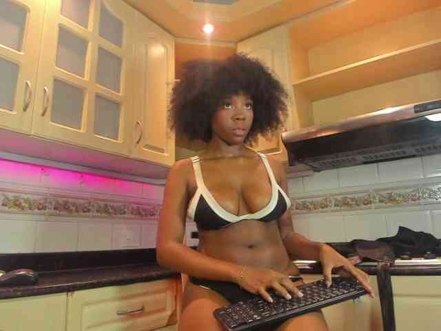 AmiraJones webcam