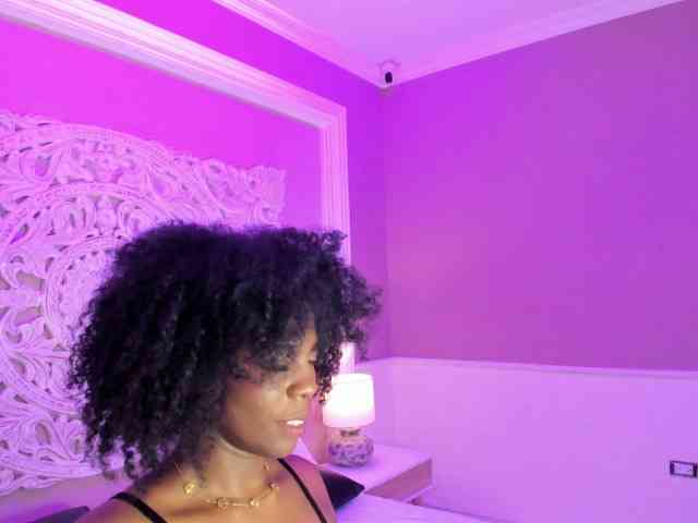 AmiraJones webcam