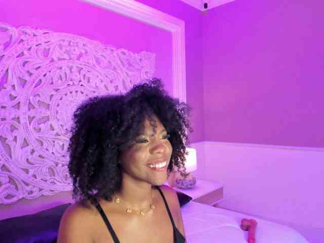 AmiraJones webcam
