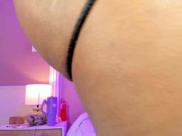 AmiraJones webcam