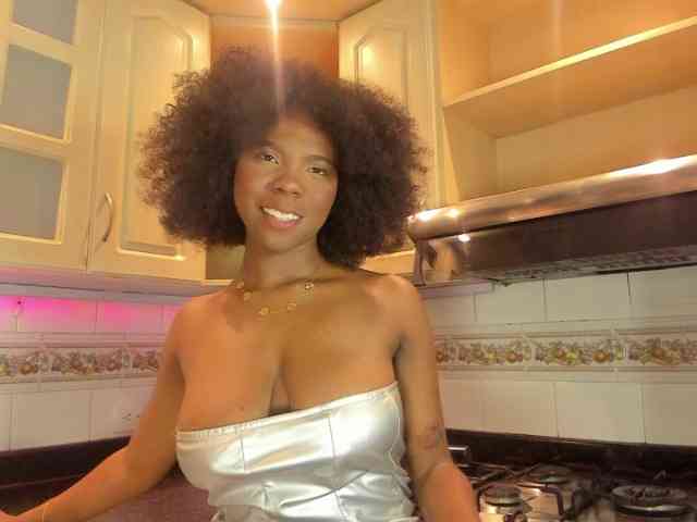 AmiraJones webcam