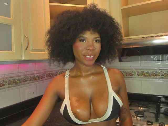 AmiraJones webcam