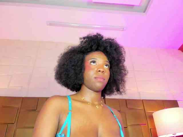 Modelo: AmiraJones