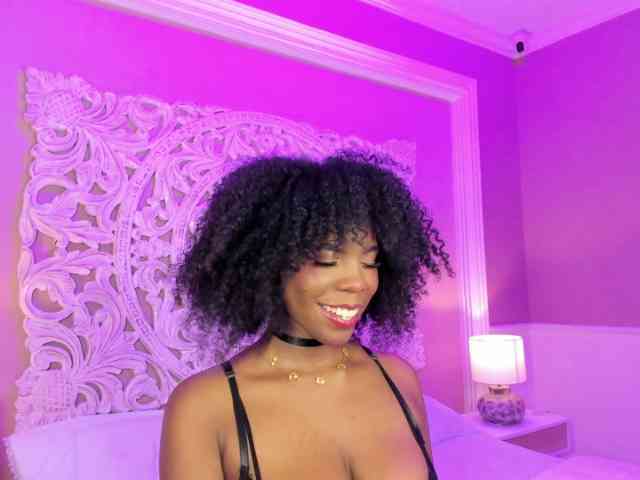 AmiraJones webcam