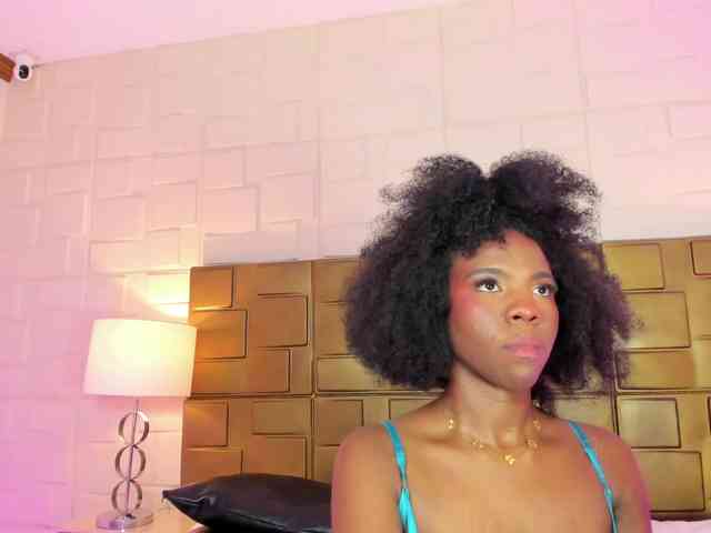 Model: AmiraJones