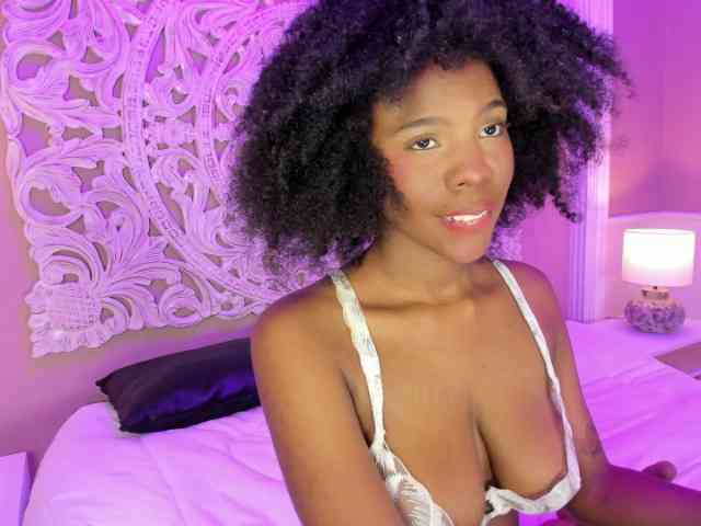 AmiraJones webcam