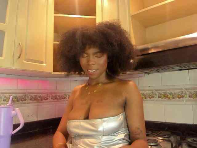 AmiraJones webcam