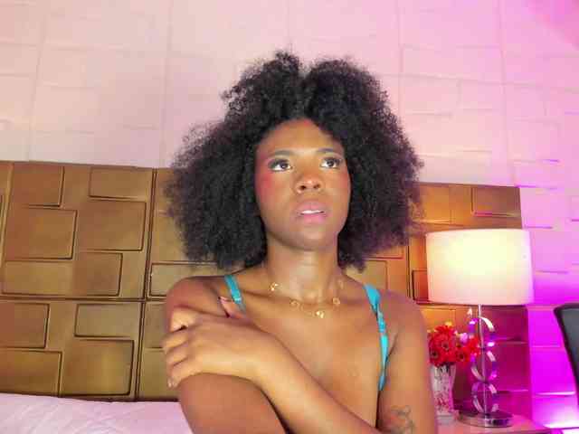 AmiraJones webcam