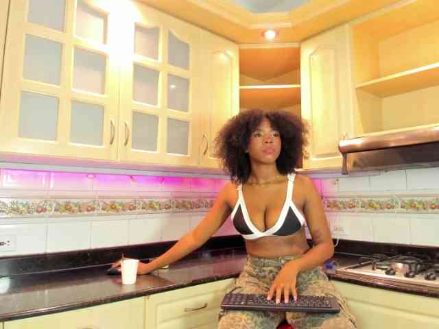 AmiraJones webcam
