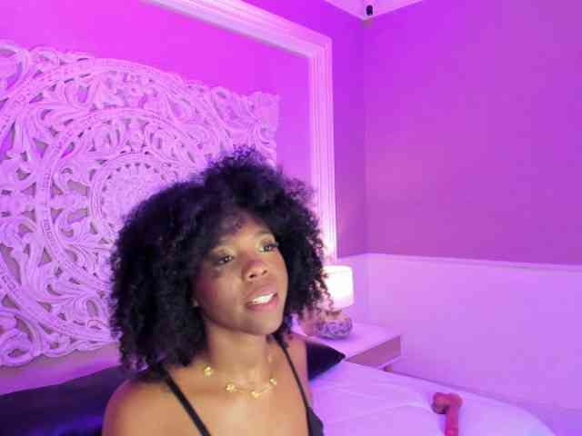 AmiraJones webcam