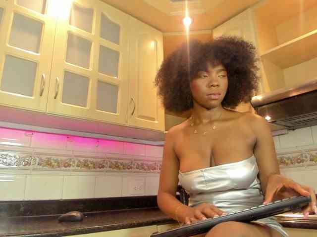 AmiraJones webcam