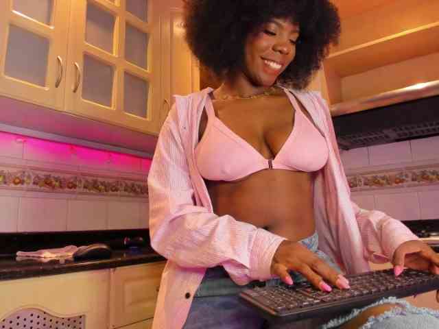 AmiraJones webcam