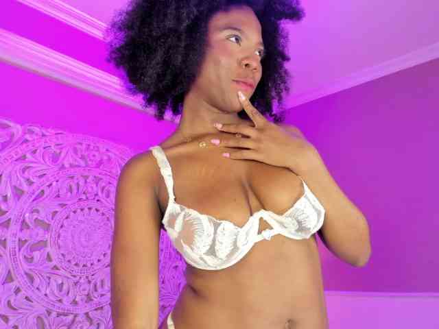 AmiraJones webcam