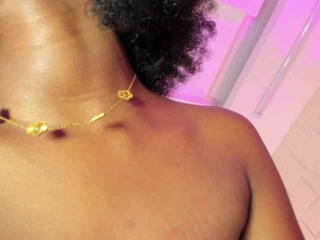 AmiraJones webcam