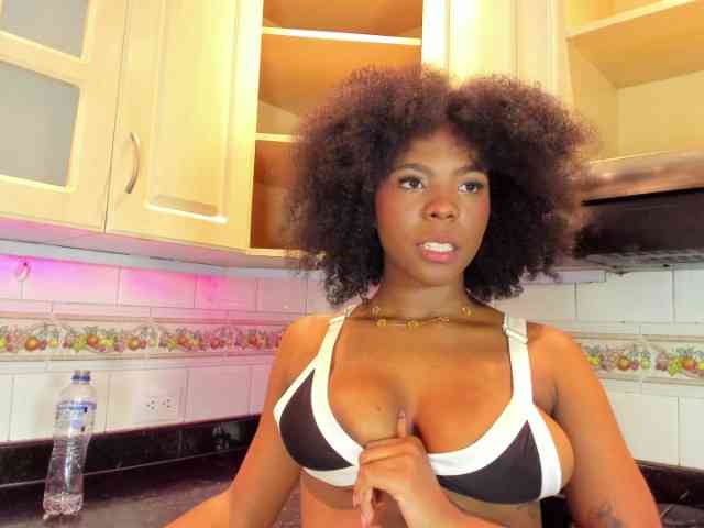 AmiraJones webcam