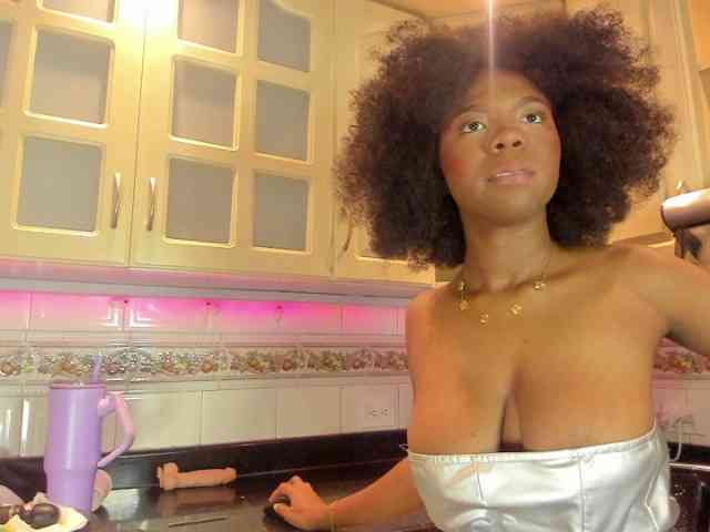 AmiraJones webcam