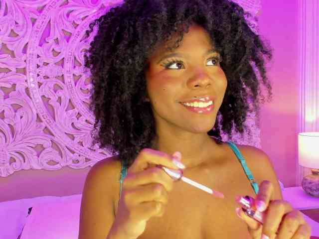 AmiraJones webcam