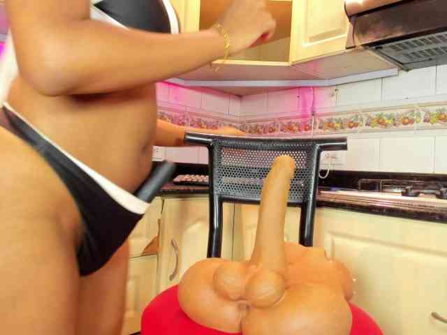 AmiraJones webcam