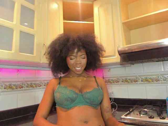 AmiraJones webcam