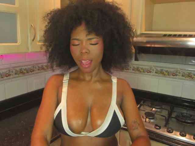 AmiraJones webcam