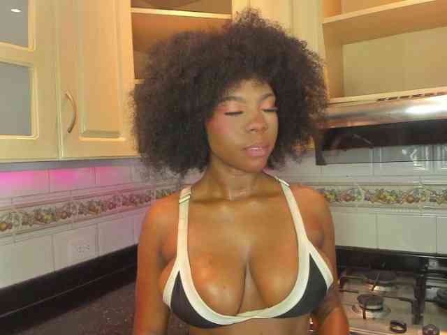 AmiraJones webcam