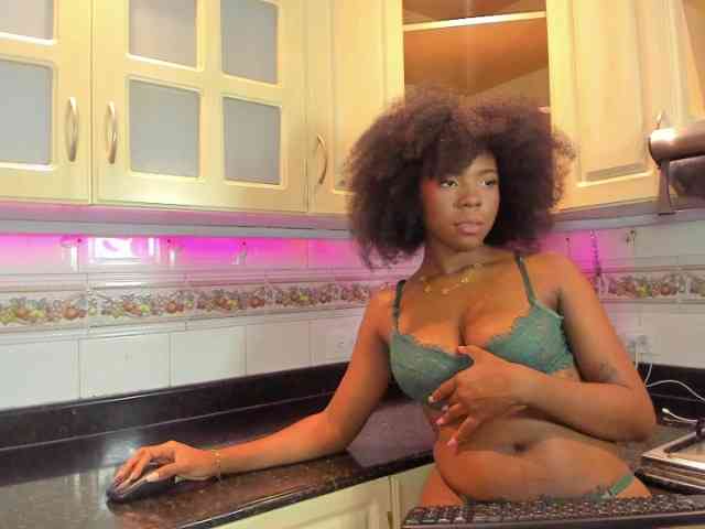 AmiraJones webcam