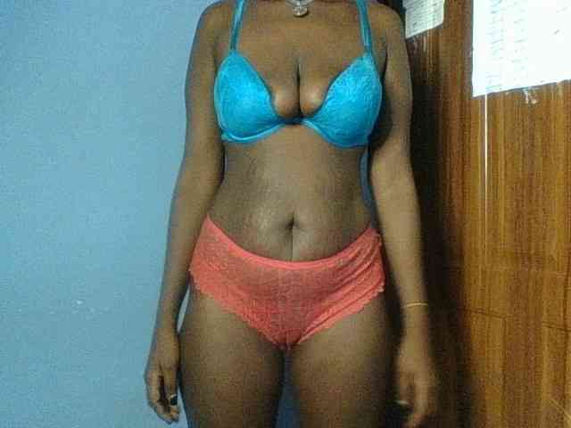 Modèle: Curvypetite