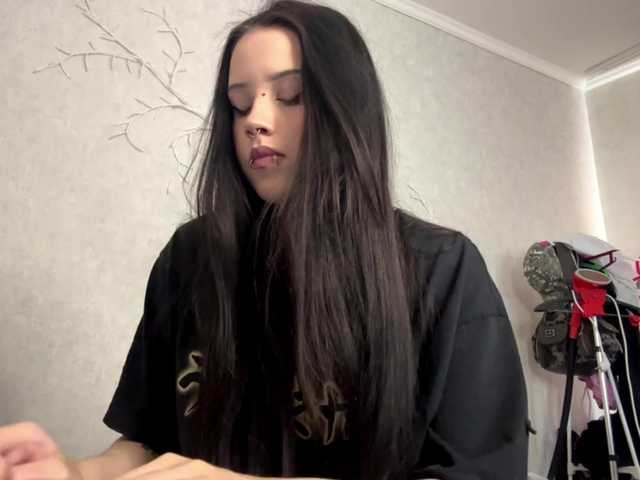 le modèle KarriVenture est en webcam porno dans un show sur le site bongacams, il possède les tags suivants: White/Caucasian,Brunette,Trimmed
