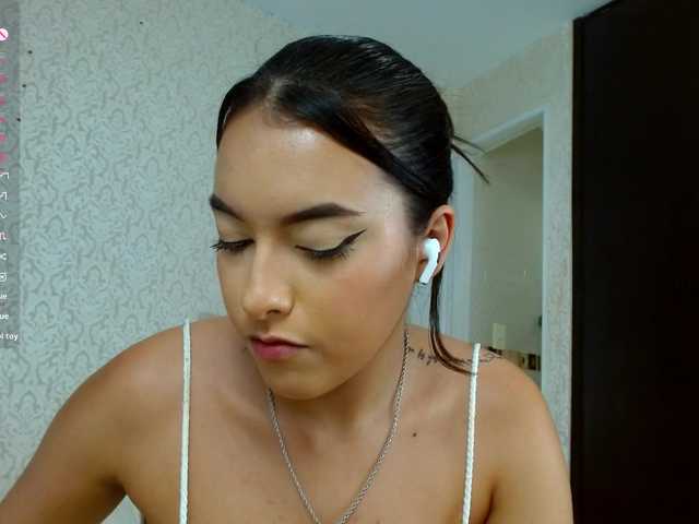 Annyrosse00 live cam on BongaCams