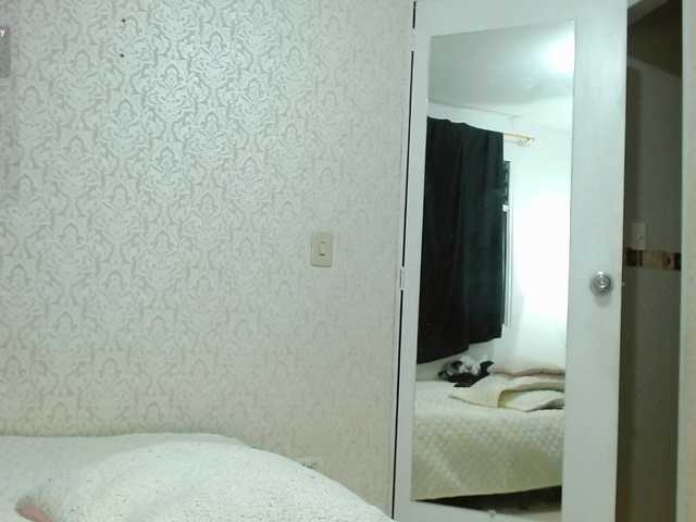 Annyrosse00 live cam on BongaCams