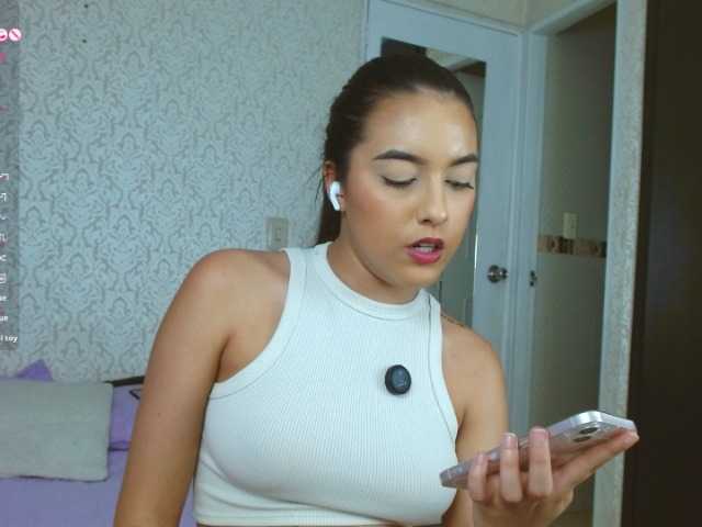 Annyrosse00 live cam on BongaCams