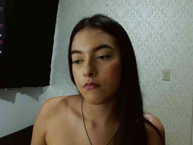 Annyrosse00 Live Webcam on BongaCams
