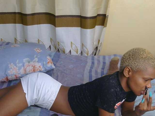 Essyfreaky live cam on BongaCams