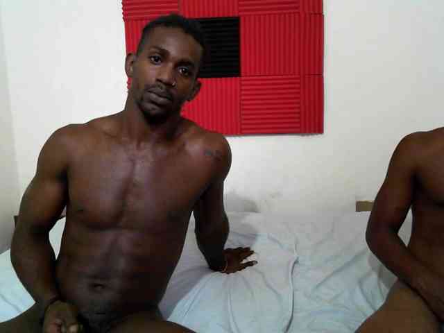 Modelo: InterracialTrioLive1
