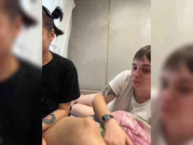 Kris-and-Vanessa webcam