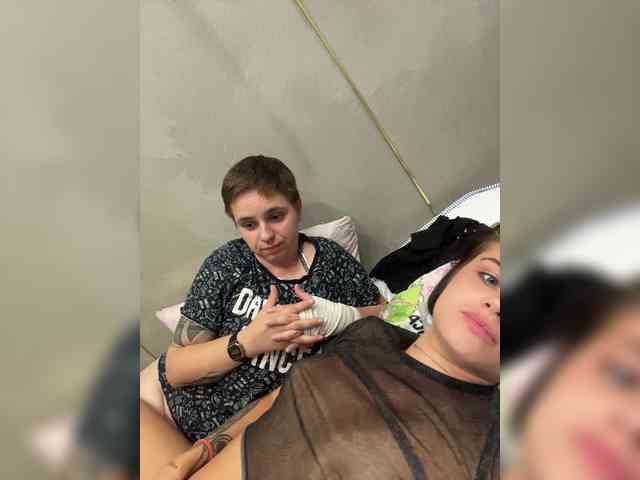 Kris-and-Vanessa webcam