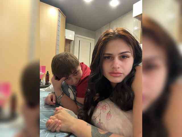 Kris-and-Vanessa webcam