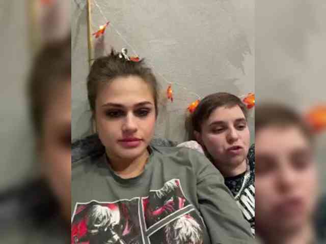 Kris-and-Vanessa webcam
